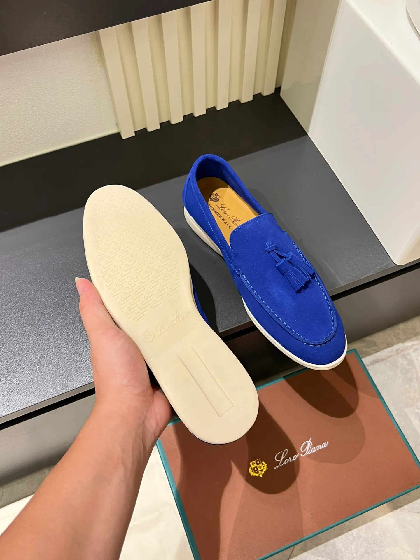 Men's shoes 💰p360 "Loro men's shoes 💰pian'*" Classic L men's shoes for couples 💰p Top version British flat loafers, a must-have item in old money style, the minimalist design is eye-catching and durable, a plus point for dressing The soft foot feel and texture are outstanding. They don’t scratch your feet and are very nice. They are matched with soft and waxy soles. They can be worn daily for a long time without getting tired. They are easy to wear, versatile and classic items, with perfect foot feel and texture! Imported cashmere fabric, the lining is made of imported A-grade water-dyed cow lining, the top version of the genuine leather midsole is sewn with pure handmade mark thread! Size: Female 35-40 (34. Customized) Male 38-44 (45.46. Customized)